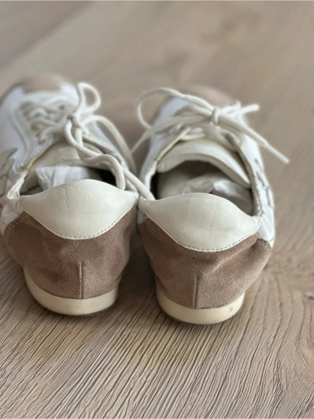 Tory Burch Women's White and Taupe Suede-Trim Fashion Sneaker Size 9